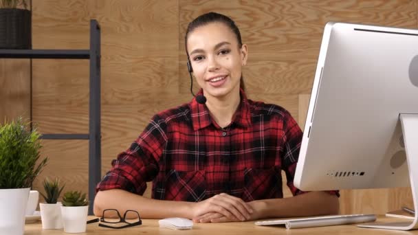 Bela consultora de call center conversando com câmera . — Vídeo de Stock