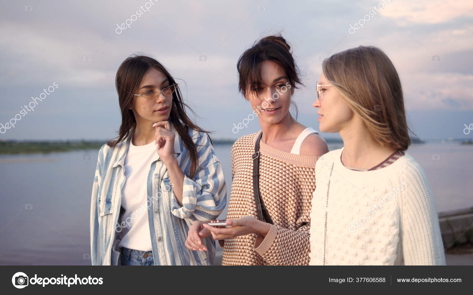 Amigas Felizes Fazendo Uma Pesquisa De Voz No Smartphone E Stock Photo C Funkeyfactory 377606588