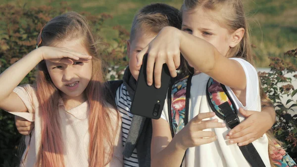 Pupilas bonitos fazendo uma selfie ao ar livre . — Fotografia de Stock