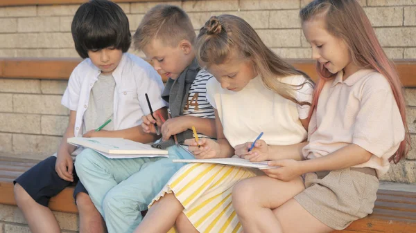 Kids are busy drawing with felt pens. — Stock Photo, Image