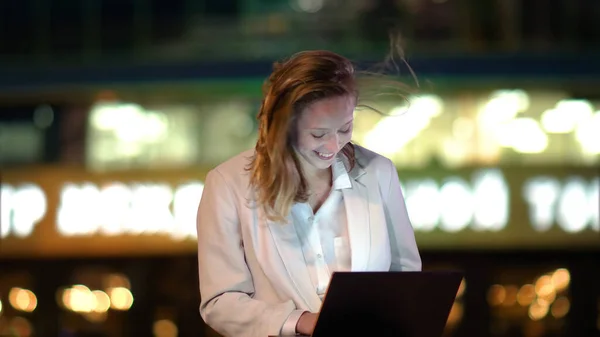 Charmant meisje freelancer zitten op bank buiten 's nachts, Worm — Stockfoto