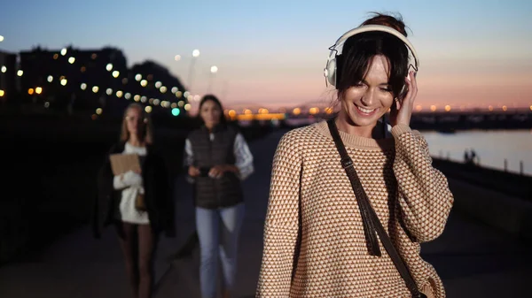 Young beautiful cute hipster woman walking and listening music i — Stock Photo, Image