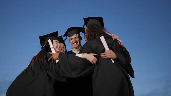Glada unga forskarstuderande grupp lägga händerna på varandra - g — Stockfoto