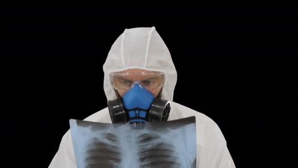 Врач в белом защитном костюме, проверка легких рентген на наличие эпидемического вируса, канал Альфа — стоковое видео