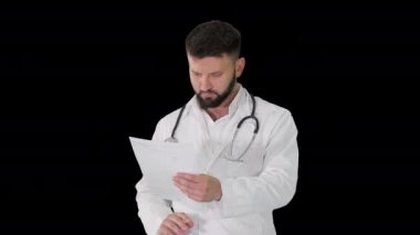 Kafkasyalı ciddi bir doktor yürüyor ve kardiyogramı açıklıyor, Alpha Channel