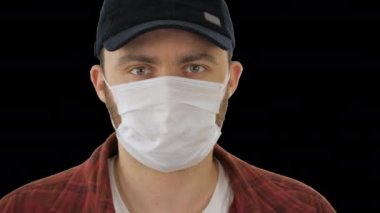 Yüzünde tıbbi maske olan siyah beysbol şapkalı adam, Alpha Channel.