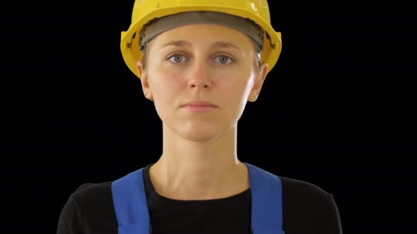 Jeune femme caucasienne attrayant constructeur dans le casque jaune dur, Canal Alpha — Video