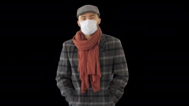 Tıbbi maskeli bir beyefendi yürüyor, Alfa Kanalı.