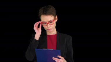 Alfa Kanalı 'nda doküman okuyan güzel bir kadın.