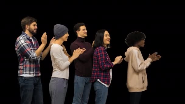 Щасливі молоді люди плескають одне одному руки, Альфа Канал. — стокове відео