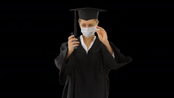 Diplomás diák használ fertőtlenítő, hogy tisztítsa meg a kezét, Alpha Channel — Stock videók