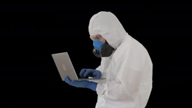 Koruyucu kıyafetli doktor dizüstü bilgisayarda çalışıyor ve iyi sonuçlar alıyor, Alfa Kanalı.