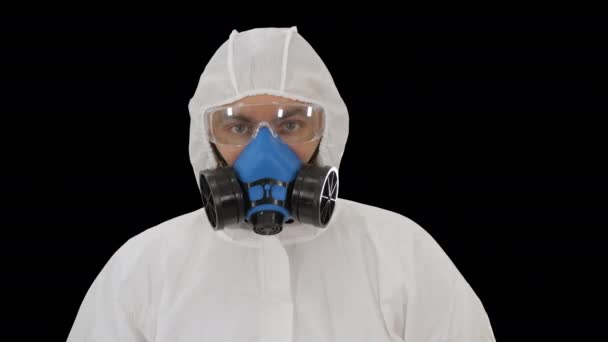 Persona che indossa una tuta hazmat e maschera a piedi, Alpha Channel — Video Stock