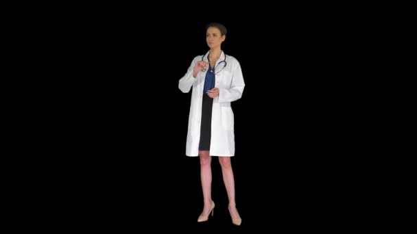 Ένας φουτουριστής νεαρός φαρμακοποιός χρησιμοποιεί εικονική οθόνη, Alpha Channel — Αρχείο Βίντεο