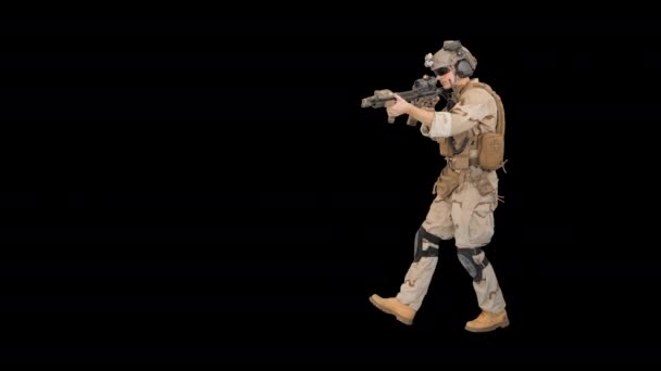 Asker tüfekle yürüyor ve telsiz kullanıyor, Alfa Kanalı. — Stok video