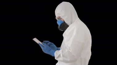 Dijital Tablet, Covid-19 Konsepti, Alfa Kanalı ile Koruyucu Kostümde Tıbbi Doktor