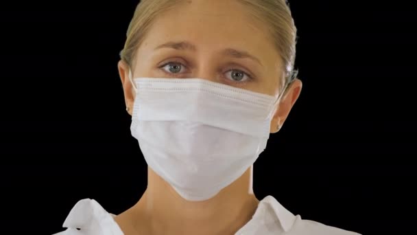 Zakelijke vrouw met een beschermend medisch masker, Alpha Channel — Stockvideo