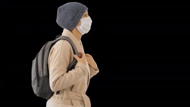 Prevención del virus Covid-19, mujer con máscara médica en la cara caminando, canal alfa — Vídeos de Stock