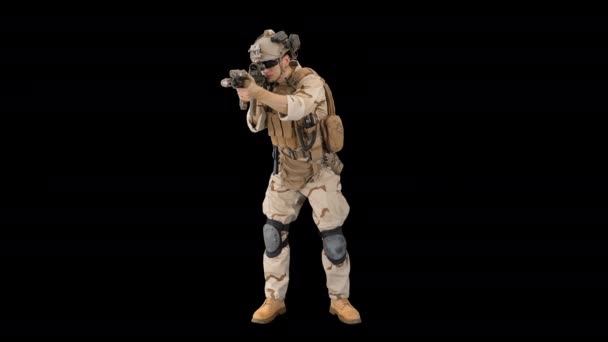Soldado del ejército de pie apuntando con un rifle de asalto, Alpha Channel — Vídeo de stock