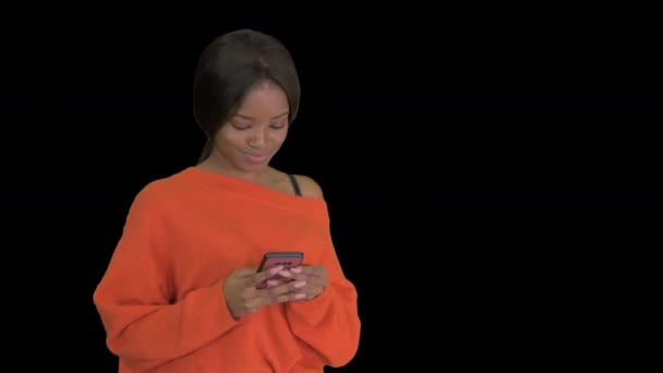 Hermosa mujer afro utilizando la aplicación de tecnología de teléfonos inteligentes, Alpha Channel — Vídeo de stock