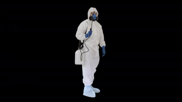 Desinfectie voor virus doden werknemer in Hazmat pak en gezicht bescherming masker spuiten met behulp van chemische middelen om te stoppen met verspreiden van virusinfecties, Alpha Channel — Stockvideo