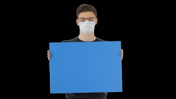 Jeune homme en masque médical montrant et affichant la plaque, Canal Alpha — Video