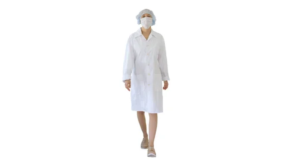 Lopende vrouwelijke arts dragen chirurgische masker op witte achtergrond. — Stockfoto
