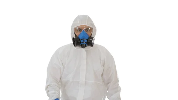 Homem vestindo terno hazmat andando sobre fundo branco . — Fotografia de Stock