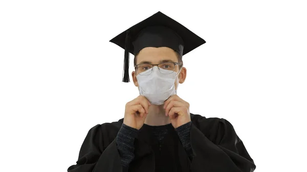 Afstudeerder in medisch masker op witte achtergrond. — Stockfoto