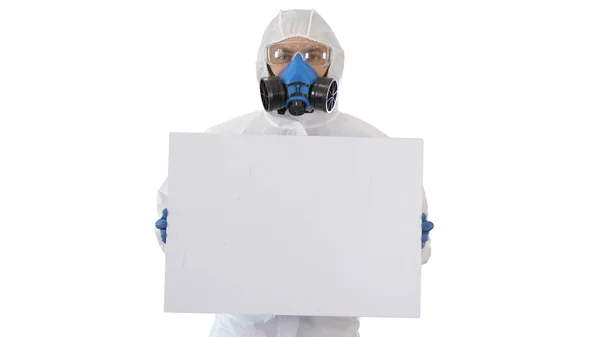 Laboratorium naukowiec w kombinezonie bezpieczeństwa trzymając pustą białą tablicę na białym tle. — Zdjęcie stockowe