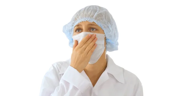 Beyaz arka planda Başkalarının Enfeksiyonunu Önlemek İçin Maskeli Kadın Doktor Öksürüyor. — Stok fotoğraf