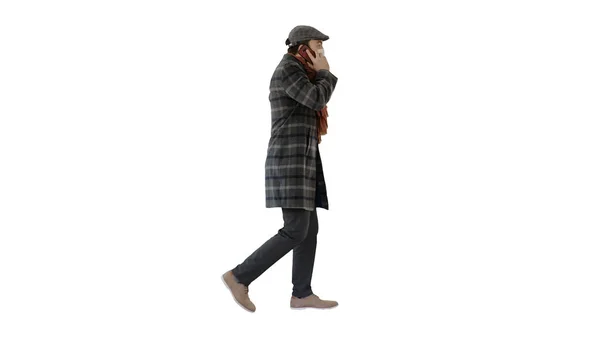 Dorosły mężczyzna nosi ochronną maskę medyczną, rozmawia przez telefon i chodzi po białym tle.. — Zdjęcie stockowe