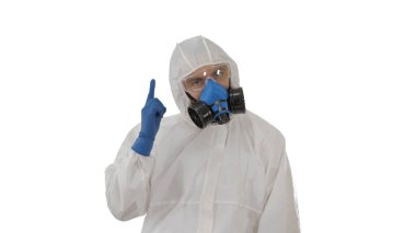 Hazamat takım elbiseli erkek doktor beyaz arka planda zafer işaretleri yapıyor..