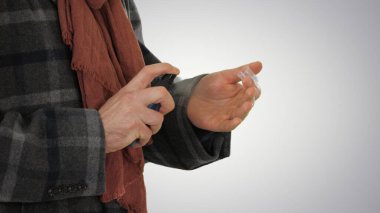 Bir erkek el dezenfektanı kullanarak gradyan arka planda yıkanır..