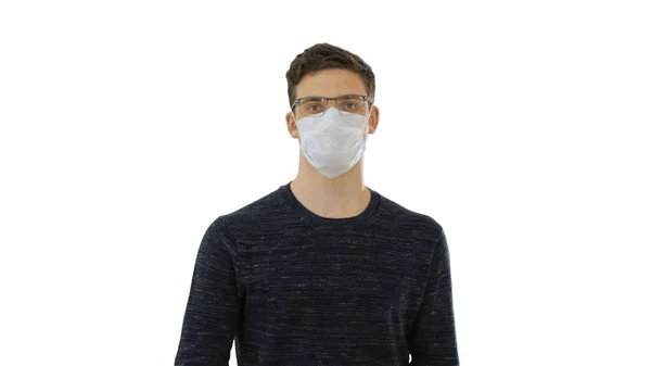 Estudiante en máscara antiviral caminando sobre fondo blanco . —  Fotos de Stock