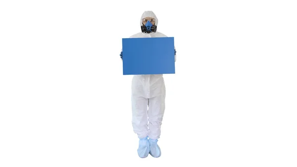 Laboratorní vědec v bezpečnostním obleku drží deska na bílém pozadí. — Stock fotografie