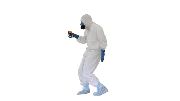 Parodia de James Bond Doctor usando guantes con traje protector químico de riesgo biológico comprobando la temperatura sobre fondo blanco . — Foto de Stock