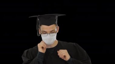 Gecelik ve yüz maskesi giyen öğrenci tökezliyor, Alpha Channel
