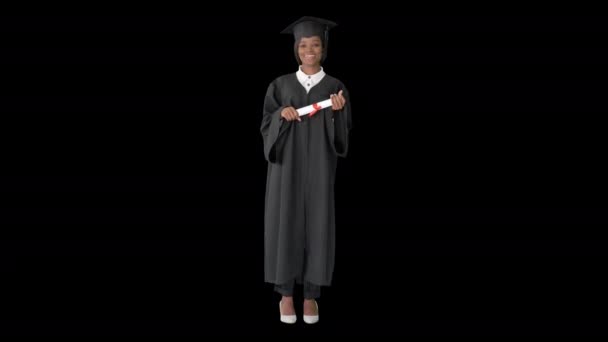 Hermosa mujer joven afroamericana graduada sonriendo, Alpha Channel — Vídeos de Stock