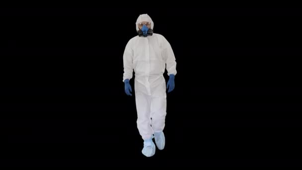 Людина в костюмі небезпечного костюма ходити, Альфа Канал — стокове відео