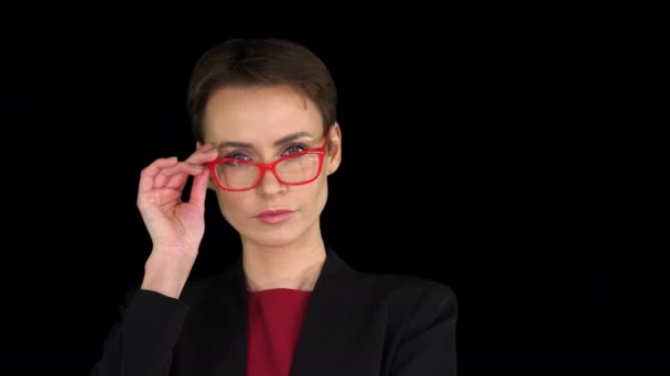 Krásná žena s krátkými vlasy v červených brýlích, alfa kanál — Stock video