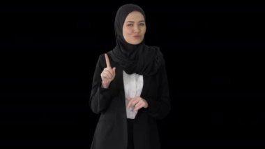 Kendine güvenen genç Müslüman iş kadını kameraya hitap eden tesettür giyer, Alpha Channel