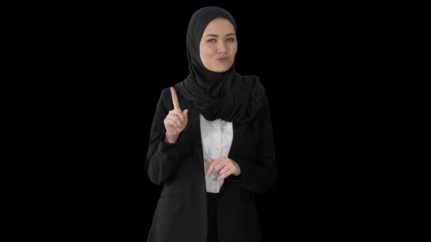 Joven mujer de negocios musulmana segura de usar hijab hablando con la cámara, Alpha Channel — Vídeos de Stock