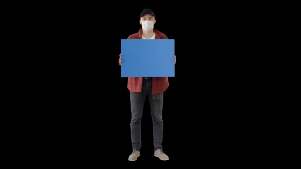 Молодой человек в повседневной одежде держит копировальную доску, Альфа-канал — стоковое видео