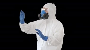 Solunum cihazındaki doktor, gözlük ve eldivenler sanal ekrana dokunuyor, Alfa Kanalı.