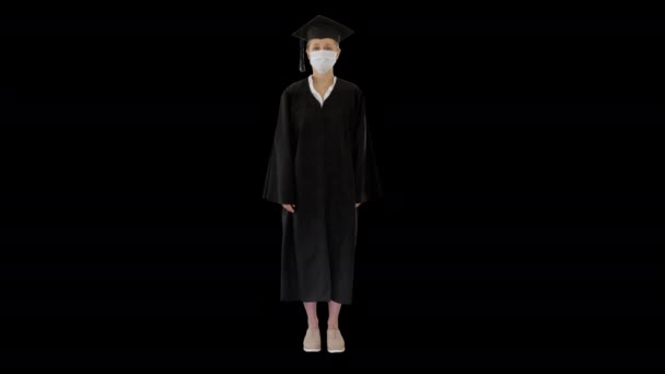 Studentessa laureata in una maschera medica in piedi, Alpha Channel — Video Stock