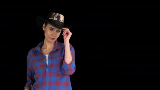 Amerykańska kobieta kowbojka pozowanie do kamery, Alpha Channel — Wideo stockowe