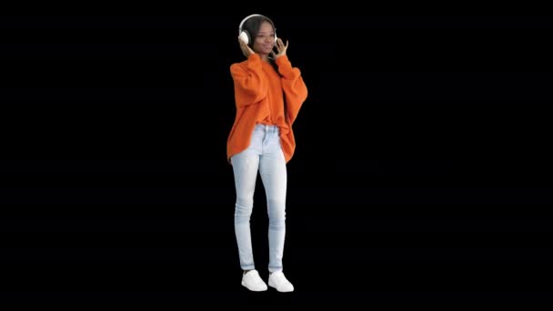 Mujer africana joven con auriculares disfrutando de la música, Alpha Channel — Vídeos de Stock