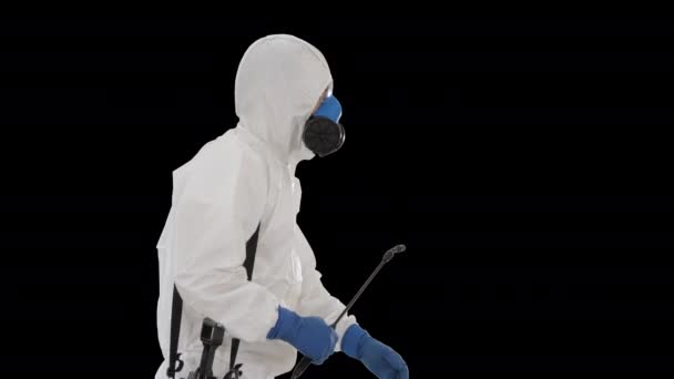 Werknemer in Hazmat Suit and Face Protection Mask Walking With Desinfectie Equipment, Alpha Channel — Stockvideo