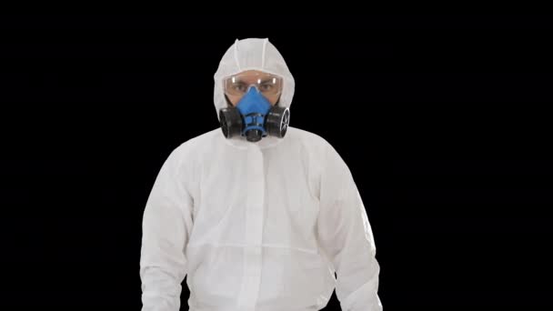 Uomo che indossa tuta hazmat a piedi, Alpha Channel — Video Stock